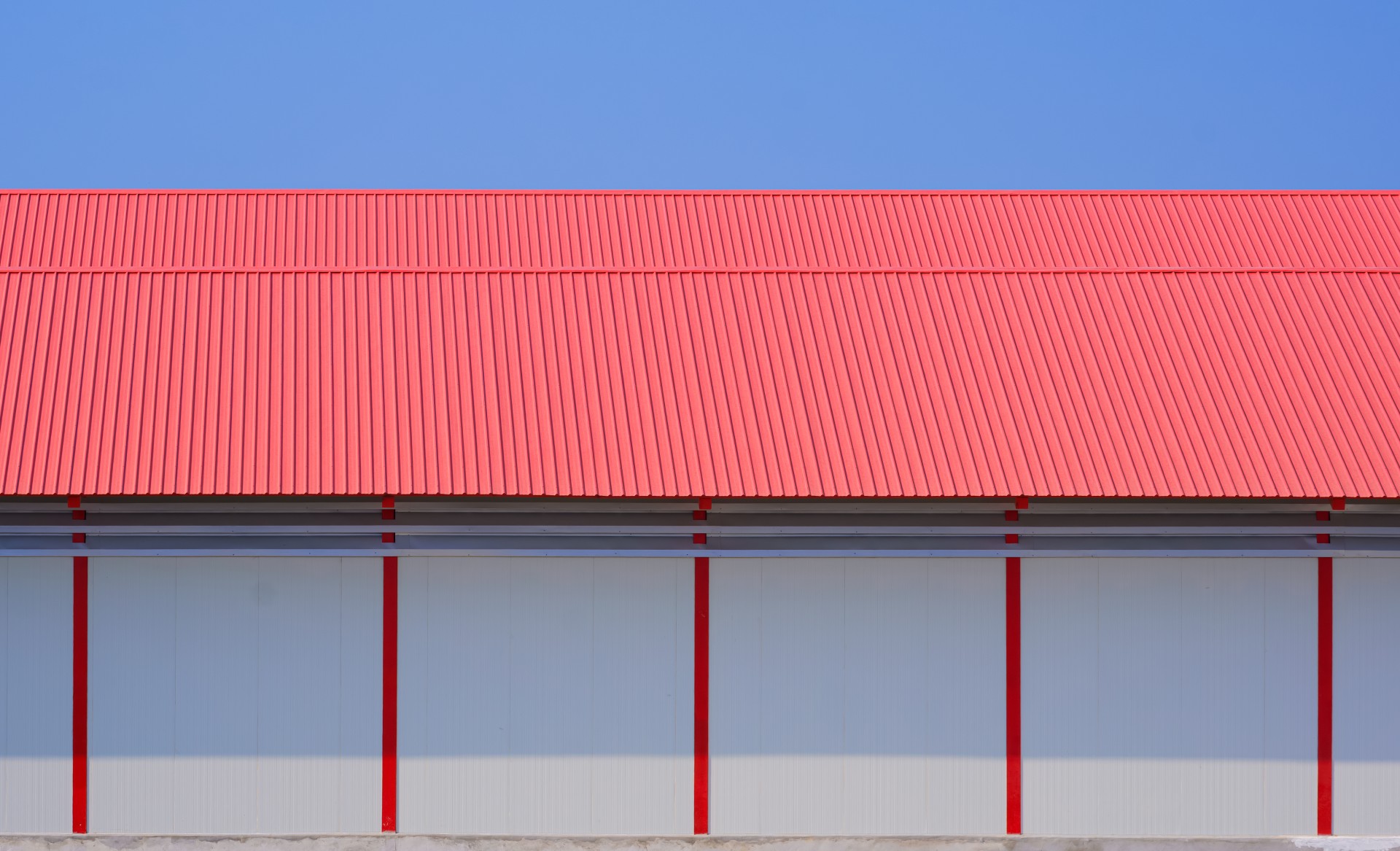 white-sandwich-panel-wall-and-red-metal-gable-roof-2024-04-29-20-09-52-utc (1)